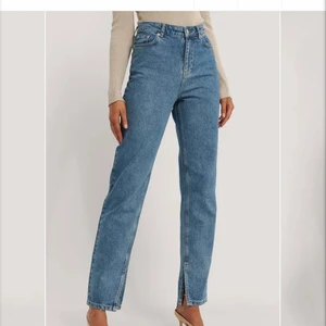 NA-KD ekologiska jeans med slits  - Superfina jeans från NA-KD men säljer pga fel storlek... helt oanvända med lappar kvar därav priset✨ (nypris 399). Frakt tillkommer 