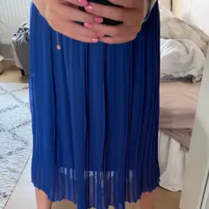 Super fin lång blå kjol från Nakd som jag aldrig har använt!! Prislapp är kvar!!!!💞🙌🏼Köpt för 300 kr säljer för 100+ frakt!!💞💞💞