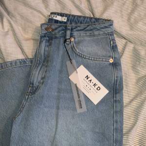 Helt nya jeans ifrån NA-KD men prislappen kvar. Tyvärr försent att lämna tillbaka. Storlek 36. Köpare står för frakten❤️ nypris 499kr