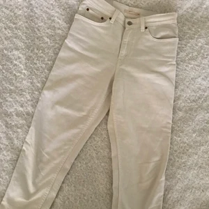 Vita Levi’s momjeans - Vita momjeans från Levi’s med stretch. Riktiga fram- och bakfickor. Köptes ett år sedan, sparsamt använda.