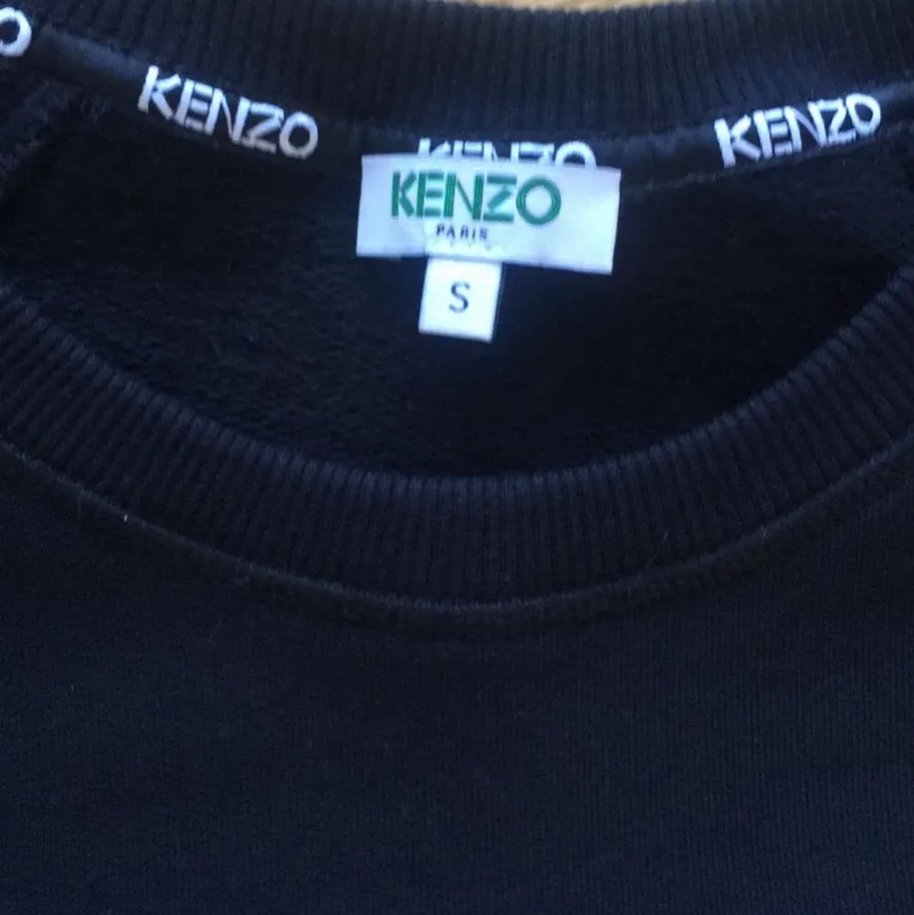 En svart kenzo tröja i storleken: S. Nypris:2299kr. MEN JAG SÄLJER DEN FÖR ENDAST 800!!!. Hoodies.