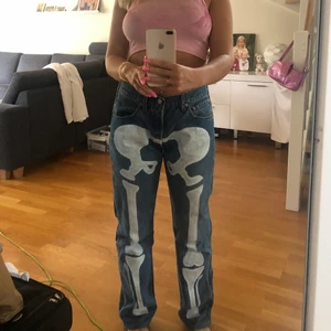 Skelett jeans❤️ - Säljer mina egen målade skelett jeans. Det är ett par vintage levis jeans som ja målat på❤️ de står ingen storlek men passar xs-m beronde på hur baggy man vill att dom ska sitta. Dom är även justerbara❤️