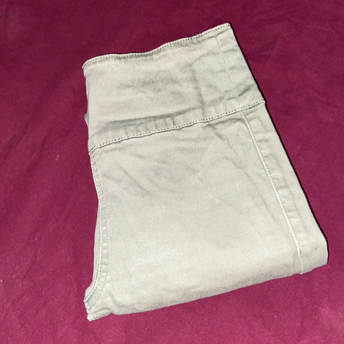 Gröna jeans med blixtlås på baksidan