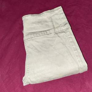 Säljer ett par gröna jeans med blixtlås på baksidan av byxorna! Kan hämtas eller fraktas! Om dem ska fraktas så står köparen för frakten!
