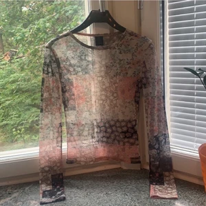 Långärmad genomskinlig tröja - Säljer då jag inte använder:( Strl XS men sitter bra på mig som normalt är en S💕