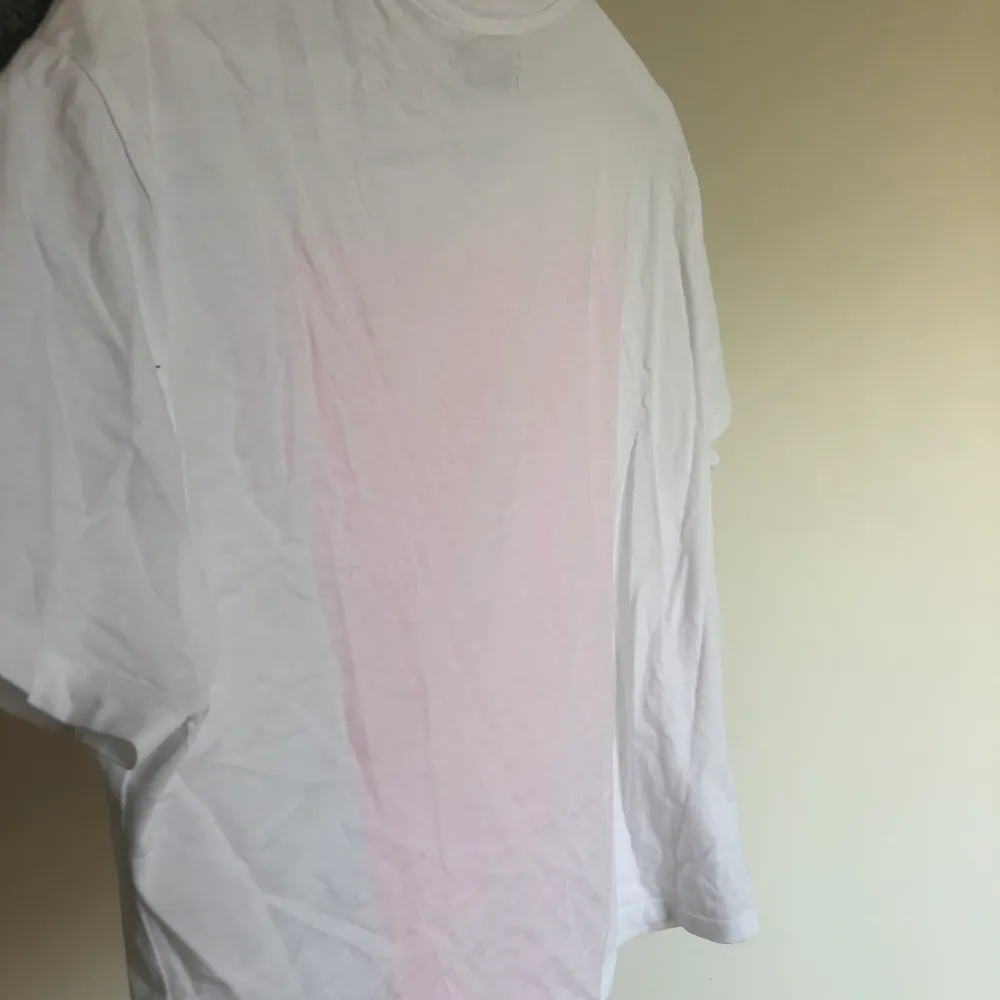 T-shirt med rosa tryck från Pull&Bear i storlek 36💘. T-shirts.