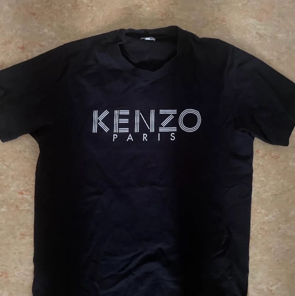 säljer min kenzo tshirt som jag köpte för 1000kr. Skicket är i 9/10 bara att jag har använt den ett par gånger. Kan tänka mig gå ner priset vid snabbköp. T-shirts.