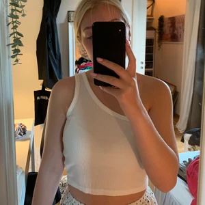 Off shoulder linne - Linne med off shoulder, passar till allt.