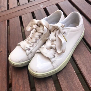 Sneakers storlek 39 - Knäppt använd 