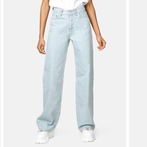 Säljer dessa fina junkyard jeans då dem inte riktigt är min stil längre. Jag är 167 och dem är lite korta för mig så rekommenderar att köparen är något kortare. 