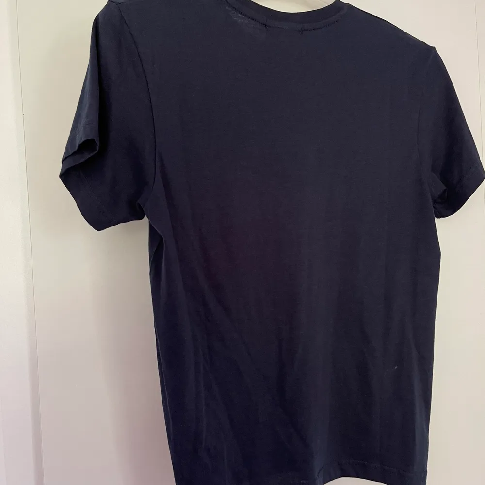 Enkel tröja i marinblått, aldrig använd!                             Köparen står för frakten!. T-shirts.