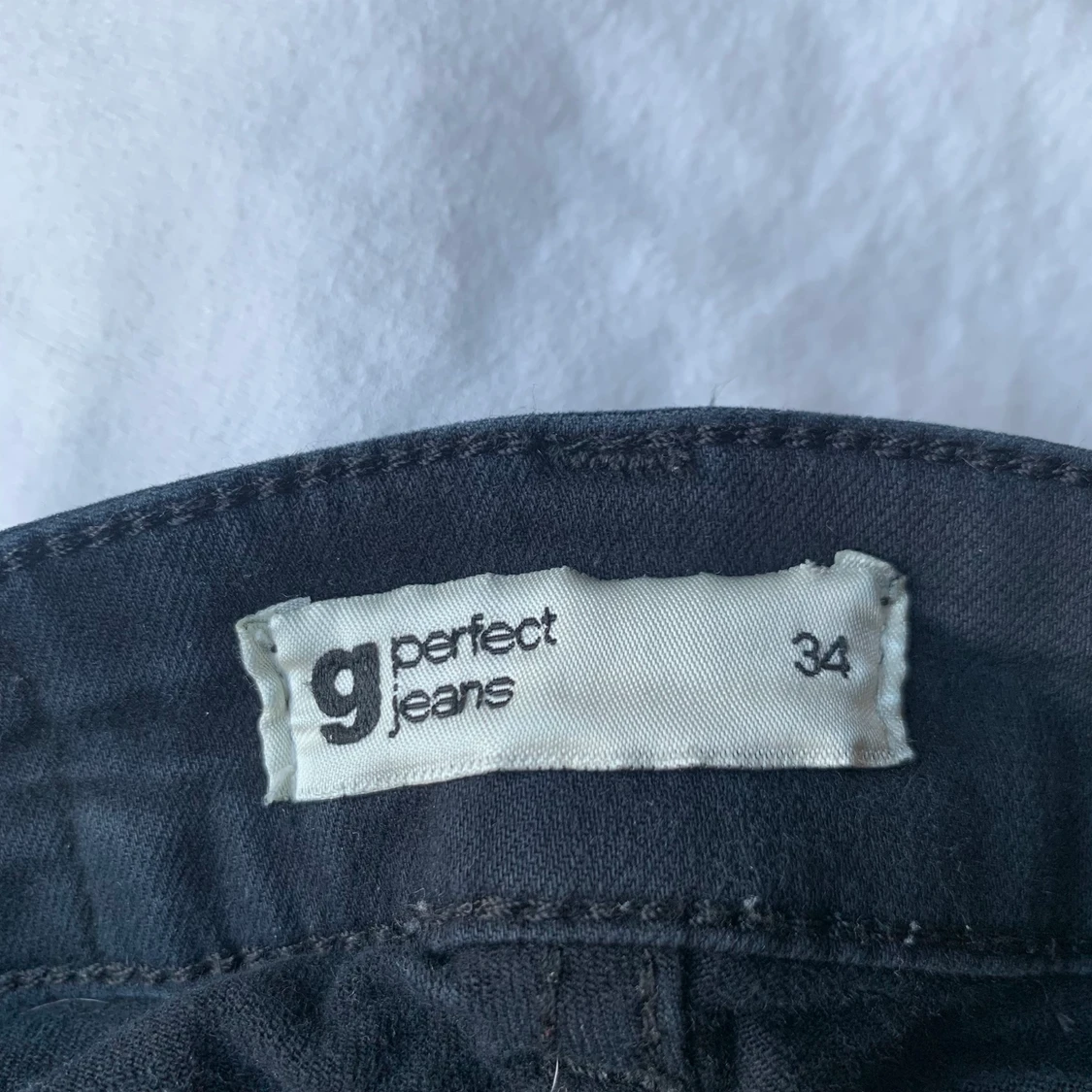 SVARTA JEANS MED SLITS  - 91