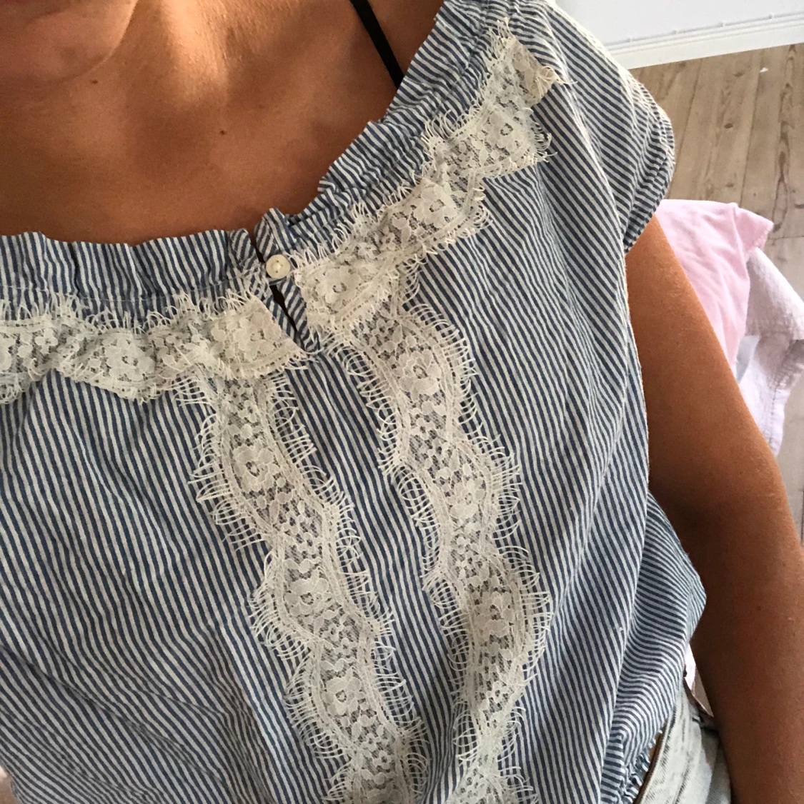 En blå blus med spets 