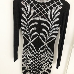 Figursydd klänning med paljetter - Kanske dags att bunkra upp sin klänning inför nyår, eller varför inte en fest innan dess? Denna klänning har varit en favorit men som nu får flytta hem till någon annan lycklig😍 alla paljetter sitter kvar och de glittrar otroligt mycket även med och utan direktljus på. Sitter även otroligt snygg på kroppen! 