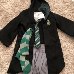 Slytherin kostym - Slytherin kostym,storlek xxs,bra kvalitet,använda en gång(halloween)säljer den då den inte kommer till användning 