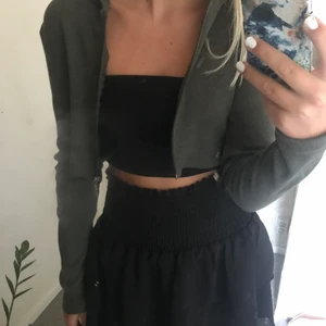 NA-KD - INTRESSEKOLL!💕på denna supersnygga croppade zip-up hoodien från NA-KD i mörkgrön färg💚