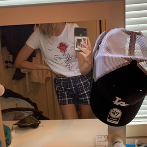 En tröja - Säljer denna tröjan då den inte har kommit till andväning alls. För fler bilder eller frågor är det bara att fråga mig så kan jag fixa det🥰🥰