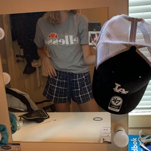 En tröja - Säljer denna tröjan för det inte är min still längre. För fler bilder eller frågor är det bara att fråga mig så kan jag fixa det😜