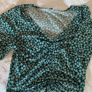 Topp - Grön vit blommig topp 