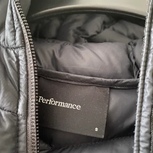Peak Performance W Frost Down Hood - Säljer denna svarta peak performance jackan i stl S och bra skick! Priset kan diskuteras😊 Orginalpris på jackan är 2400kr.