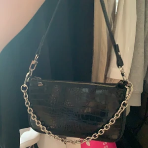 baguette väska  - Säljer nu min fina enkla baguette väska. Jag köpte den på Urban Outfitters sommaren 2020. Den är i väldigt bra skick och kommer med en tillhörande kedja 💕✨