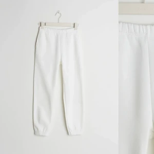 Nya mjukisbyxor från Gina tricot🤍🤍 - Vita mjukisbyxor från Gina i st XS🤍🤍 Nästintill nya, ej använt så mycket då dem är för små