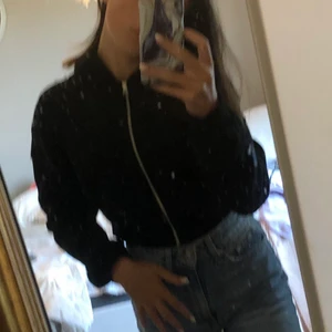 Hoddie - En svart hoddie med dragkedja från H&M. Den är använd cirka 3 gånger och den är mycket skön. Köpt för 250kr och säljs för 100kr + frakt.😊🦋💕
