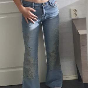 Dessa jeans köpte jag på secondhand och har använts två gånger, dem är i jätte bra skick och ger mig y2k vibes💕 Dem är stretchiga och anpassar sig till din kropp🥰 köparen står för frakt😊