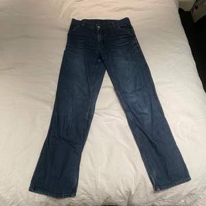 Lågmidjade jeans köpta secondhand. Mina favorit jeans som tyvärr inte passar längre därav en dålig bild på hur dom sitter på. Kan mötas upp i Stockholm eller frakta då köparen står för priset💓