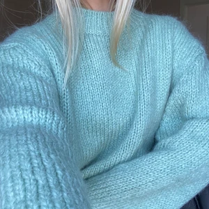 Grön stickad tröja  - Grön stickad tröja från Zara storlek M! Superfin passform och färg men tyvärr använder jag inte. Buda i dm eller köp direkt för 250kr+frakt 💘