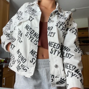 Jeans jacka  - En fin jeansjacka från Bershka på Mallorca! Är i bra skick 💜 säljer då jag rensar garderoben, finns ej i butik längre :) storleken är XS men passar S då den är lite oversize !