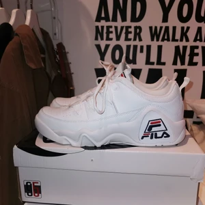 Fila x Weekday skor - Vet inte riktigt modell men det var en exklusiv sko med samarbeta mellan Weekday och fila så de går inte att få tag på längre. Nypris på dem var 1200kr tror jag. Använda max 5 gång Roch inga synliga defekter förutom att sulan på undersidan har fått skit på sig efteroam jag har gått i dem. 