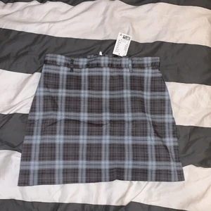  Rutig kjol Storlek 42 - Säljer kjolen pga att jag inte använder kjolar alls vilket är synd för tycker verkligen att den här kjolen är så jävla söt. Som du ser så är prislappen kvar då jag verkligen aldrig använt den. Den är ursprungligen köpt på H&M för 150kr men säljer för 80kr. Den har storleken 42 och har stretch. Den har även en gullig gylf i bak