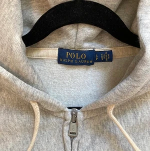 Polo kofta grå M  - Polo kofta storlek S men passar oxå M passar båda tjejer o killar 