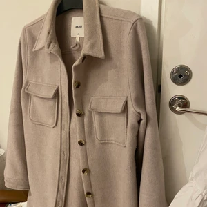 Jacka - Biege jacka från märket Object i storlek M. Mycket fint skick.