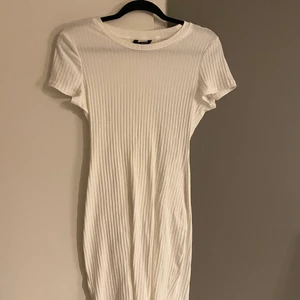 Klänning - En oanvänd vit klänning! Stretchigt material så passar XS och M också🥰