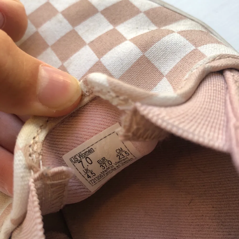 Rosa slip on från vans storlek 37 men passar mig med 38. Köpa 2019 i Kanada och har inte sett rosa rutiga i Sverige sedan dess. Fint skick och använda ett fåtal gånger. 200kr inklusive frakt. . Skor.