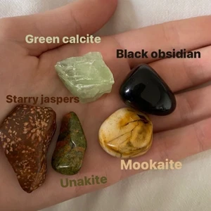 KRISTALLER - HEJ! Har nu fått in massa nya kristaller bla Svart obsidian, Starry jaspers, Unakite och den välkända Green Calcite! Har många fler inne så det är bara att hojta till vid frågor, jag har nu även tillgång till att göra specialbeställda mixar av olika stenar beroende på vad just du söker💗