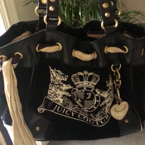 Juicy couture väska - Säljer min så snygga juicy couture väska som är väl använd och är i bra skick den har då inga defekter!! 💞✨Kontakta mig privat via intresse om det blir flera intresserade så blir det budgivning✨💞