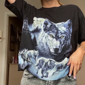 Unik tshirt  - Säljer nu en väldigt snygg tshirt då jag inte längre använder denna. Bud på 120