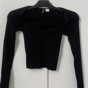 Urringad topp - Från Hm💛Säljer pga att jag aldrig andvänder den💓Börja buda vid 75kr