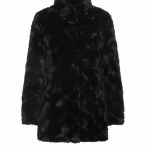 Pälsjacka  - En pälsjacka (fake päls) från vero moda i storlek s.  Använd max 1 gång så ser helt ny ut.