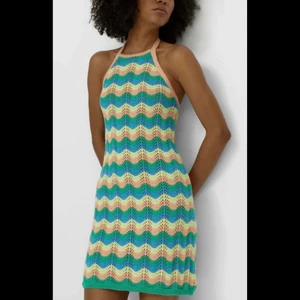 Stickad klänning stradivarius  - Säljer nu denna fina klänning från stradivarius. Helt slutsåld o säljs inte längre. Helt öppen i ryggen då den har knytning i halsen. Skriv privat för fler bilder💗 Sååå fin men har för många klänningar.💗 Köparen står för frakten 66kr (spårbar)🦋🦋