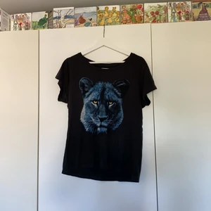 T-shirt från crocker str M - Svart T-shirt med tryck från crocker. Storlek MEDIUM. plagget tvättas innan det skickas iväg 