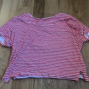 T-shirt  - Jättefin randig tröja från monki i storlek xs, knappt använd. Köparen står för frakten💞