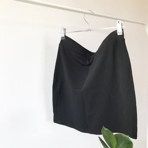 Svart tubkjol - Klassisk tight kjol i bomull, använd 1-2 gånger💗