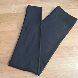 Ett par svarta basic leggings från Gina Tricot. Oanvända, i nyskick! Köparen står för frakten.