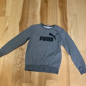 Puma sweatshirt - Grå puma sweatshirt i storlek S (44/46).  Har inte haft på mig den så många gånger. Måtten på plagget finns 