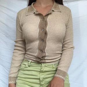 Skjorta  - Äääälskar denna skjortan men tyvärr inte riktigt min stil, därför säljs den. Sjukt snygg krage att ha utstickandes under andra tröjor! Köpare står för 48kr frakt. Nyskick utan defekter. Visas på en S men märkt som L. 