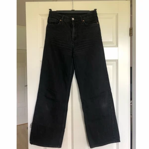Svarta jeans - Säljer ett par svarta jeans från Monki, modellen är yoko och i storlek 27. Dem är inte helt kolsvarta! Frakt tillkommer💓